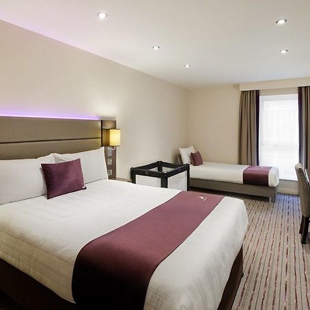Premier Inn Севенокс Экстерьер фото