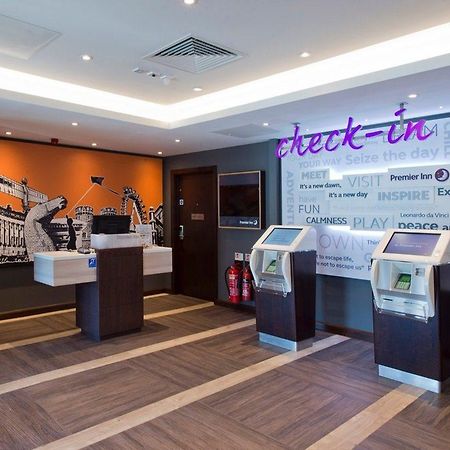 Premier Inn Севенокс Экстерьер фото