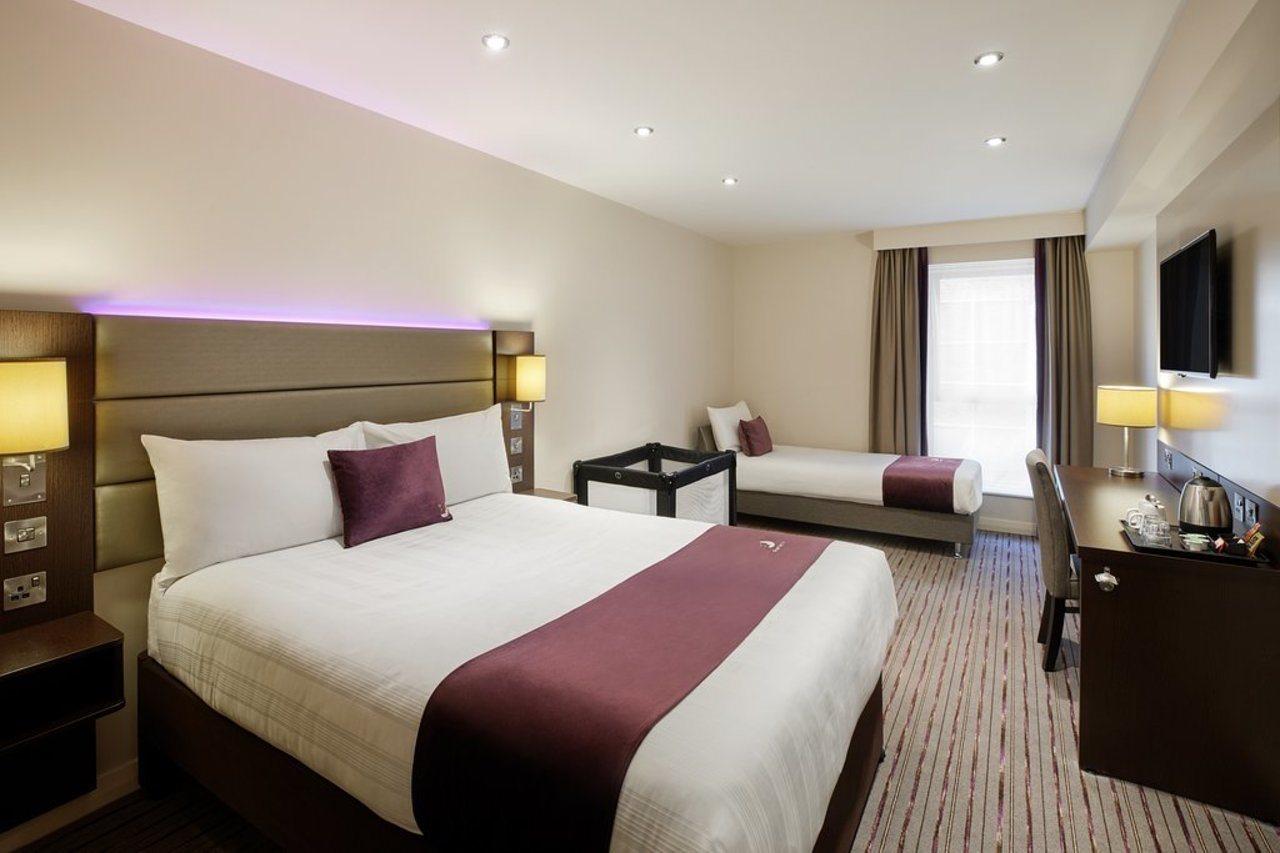 Premier Inn Севенокс Экстерьер фото