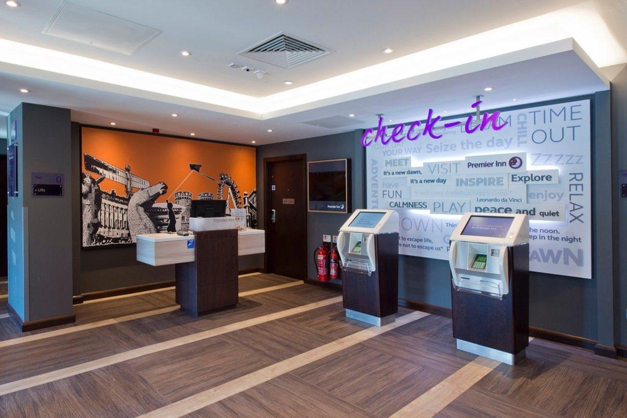 Premier Inn Севенокс Экстерьер фото