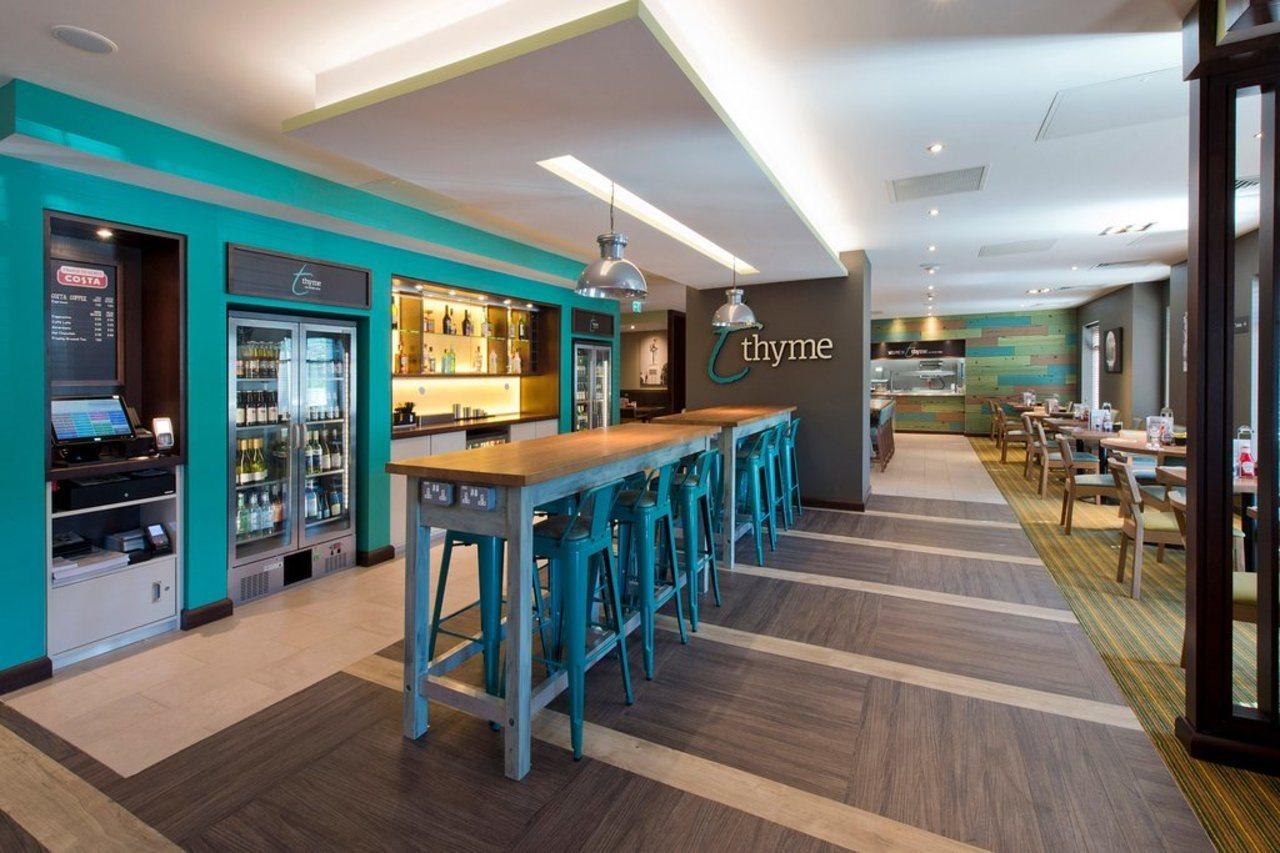 Premier Inn Севенокс Экстерьер фото