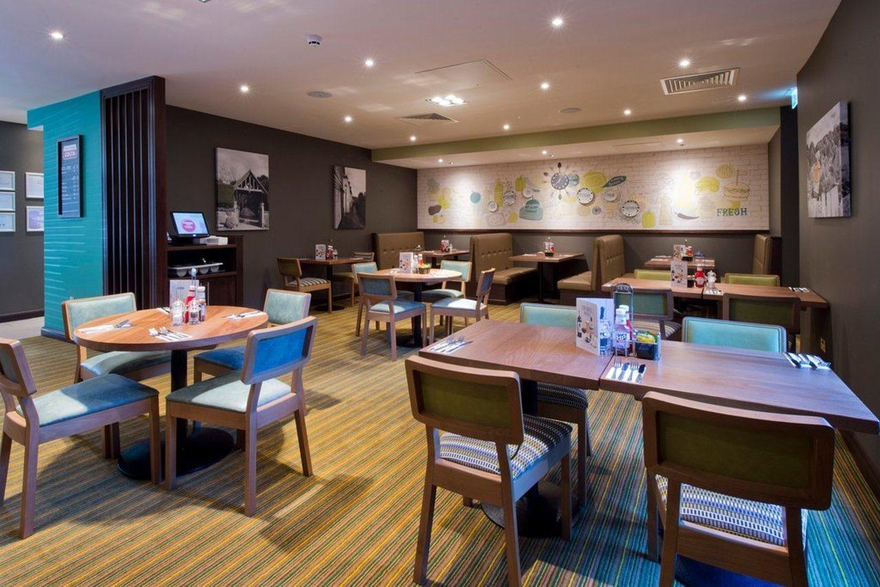 Premier Inn Севенокс Экстерьер фото